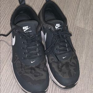 Kids Nike tennis shoe